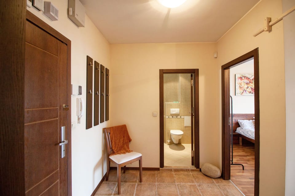 hallway of apt 7