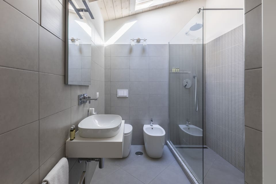 Exclusive Apartment | Bathroom | Shower, towels