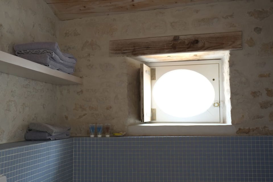 Double Room (Elégante) | Bathroom amenities | Free toiletries, hair dryer, towels
