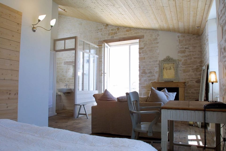 Suite (Magnifique) | Living area | Flat-screen TV