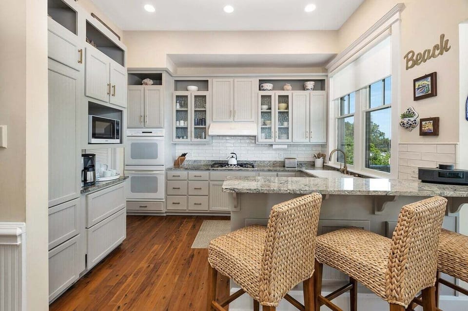 Large modern kitchen with peninsula and seating