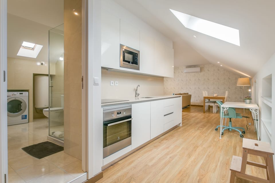 Deluxe Studio, Private Bathroom (A) | Private kitchen | Full-size fridge, microwave, oven, stovetop