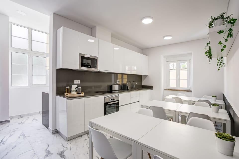 Full-size fridge, microwave, oven, stovetop