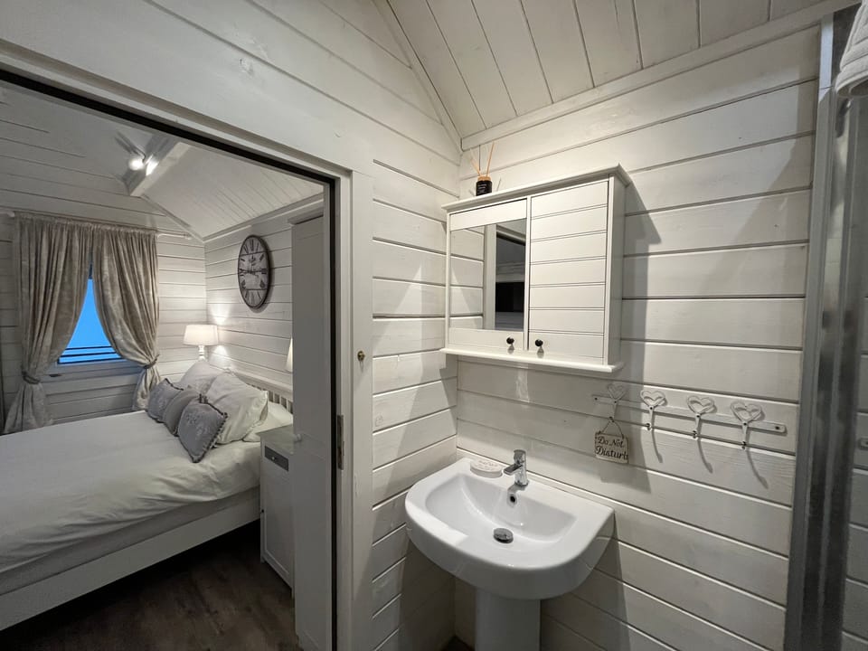 Garden Lodge | Bathroom | Combined shower/tub, free toiletries, hair dryer, bathrobes