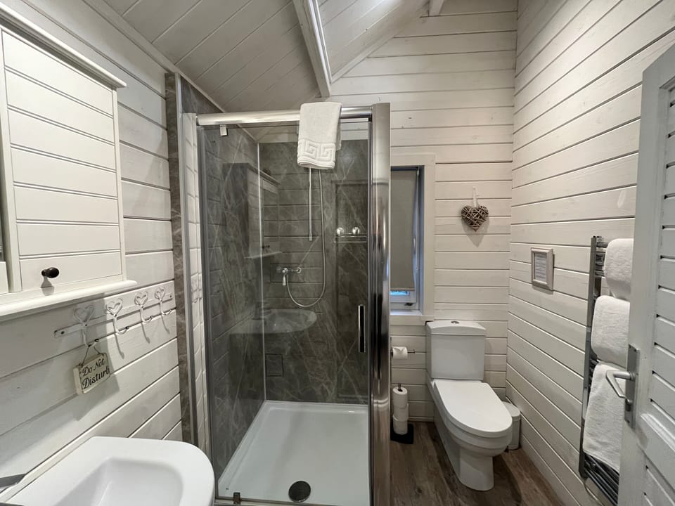 Garden Lodge | Bathroom | Combined shower/tub, free toiletries, hair dryer, bathrobes