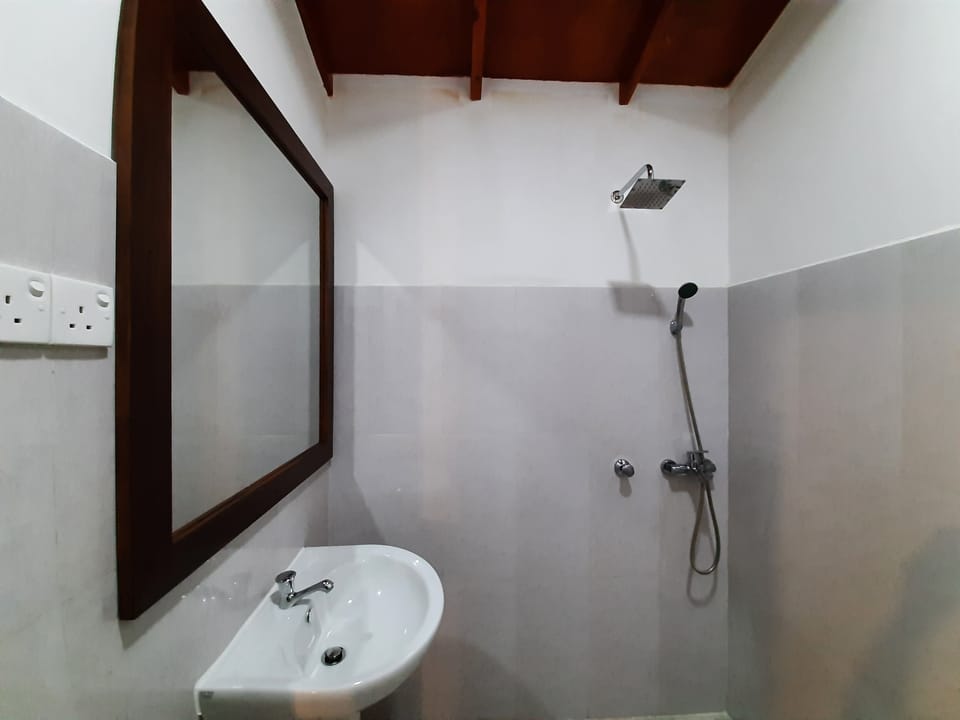 Family Tree House, 2 Bedrooms | Bathroom | Shower, free toiletries, hair dryer, slippers