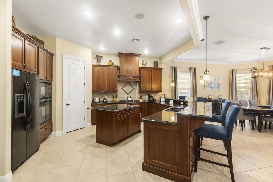 A fully-equipped kitchen is perfect for making family meals