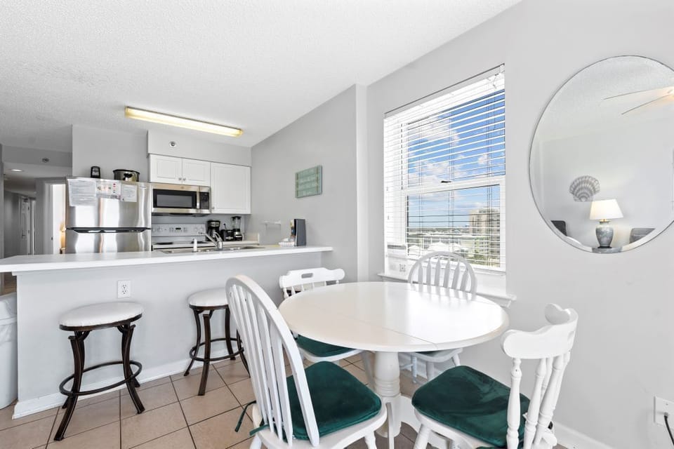 7 Tradewinds 901 Dining Area