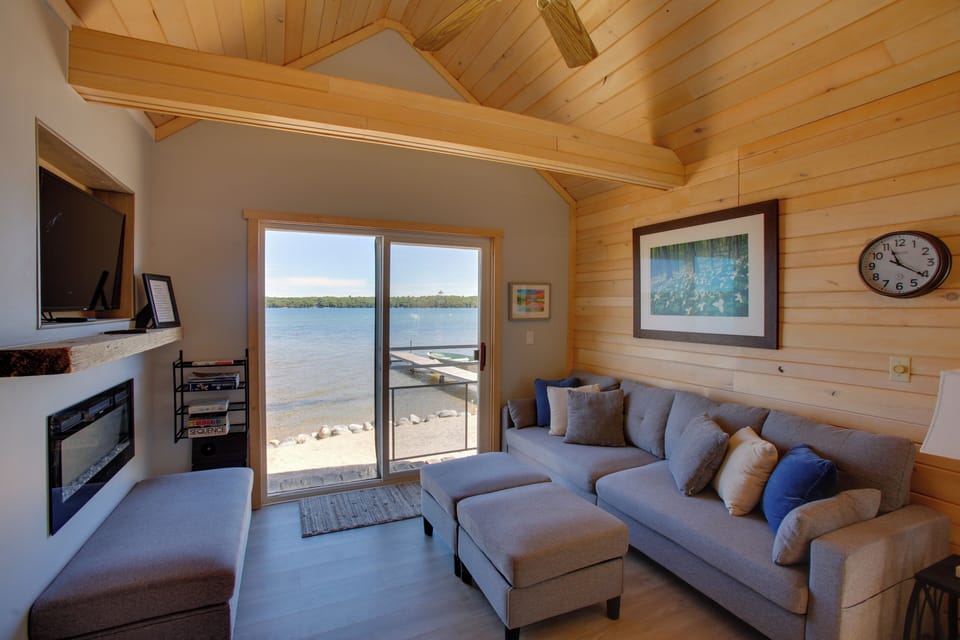 Living Room | Central A/C | Free WiFi | Indoor Fireplace | Smart TV