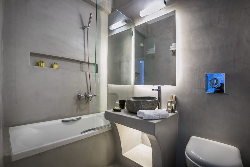 Deep soaking tub, free toiletries, hair dryer, towels