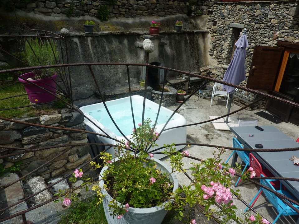 Outdoor spa tub