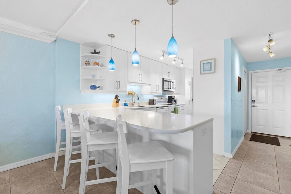 Kitchen Counter w/Barstools