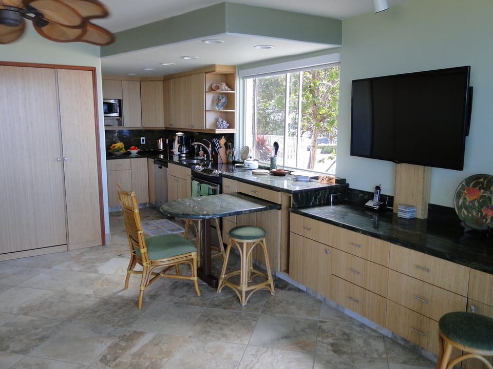 New kitchen with sliding table. Small table position shown. Seats 3 to 5.

