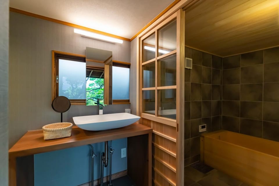 Separate tub and shower, deep soaking tub, free toiletries, hair dryer