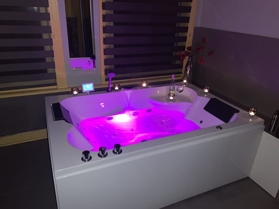 Indoor spa tub