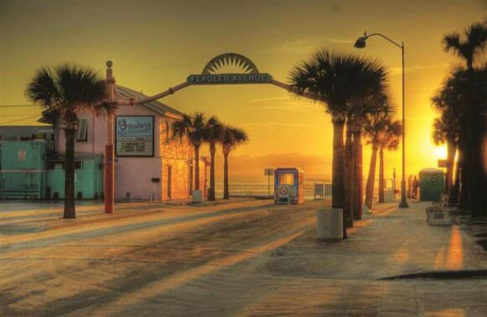 1-block to New Smyrna Beach's main street: Flagler Avenue. Leave the car home!