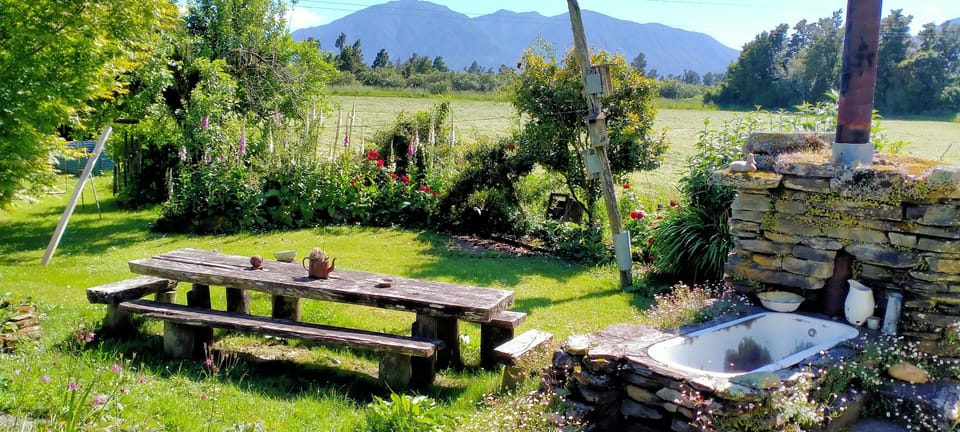 El fresco dining and bathing