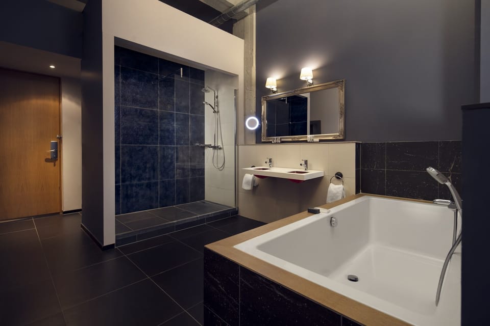 Suite | In-room safe, individually decorated, individually furnished, desk