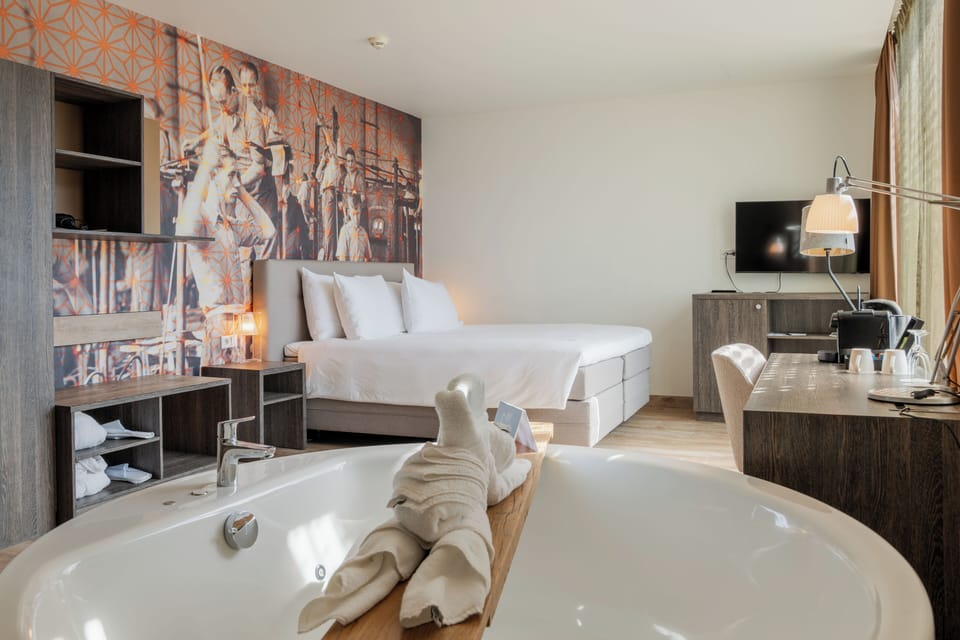 Spa | In-room safe, individually decorated, individually furnished, desk