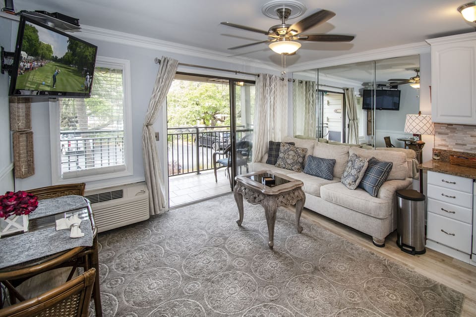 Beautiful living room, open and bright!