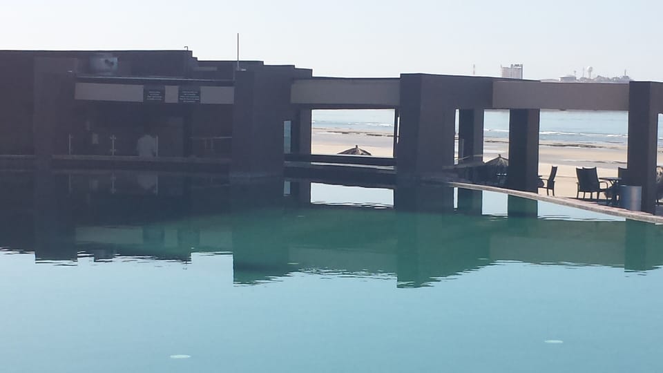 Swim up bar. Enjoy lunch or dinner at the pool.