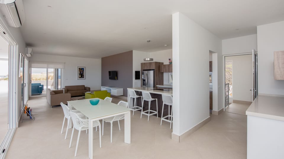 Fully Equipped European Kitchen, Dining Room, Living Room with 180• Ocean View. 