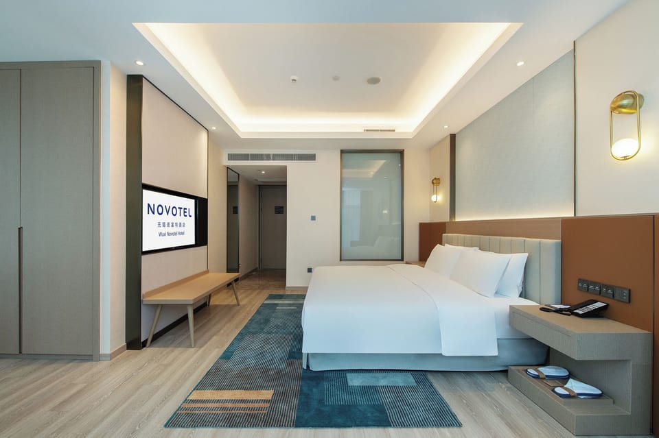 Premium bedding, minibar (free items), blackout drapes, cribs (free)