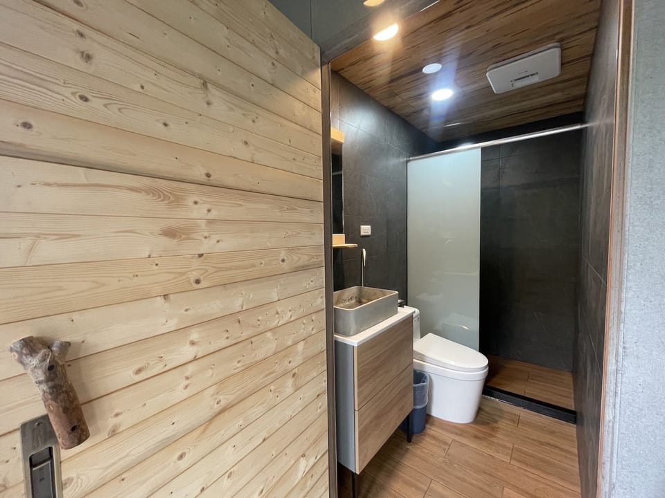 Family House, 4 Bedrooms, Accessible | Bathroom | Combined shower/tub, spring water tub, hair dryer, slippers