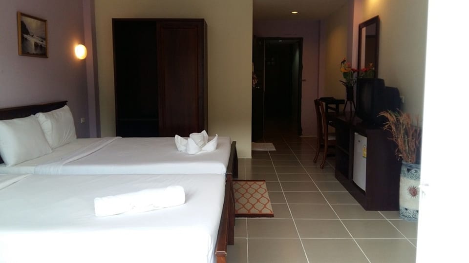 Superior Triple Room | Desk, free WiFi, bed sheets