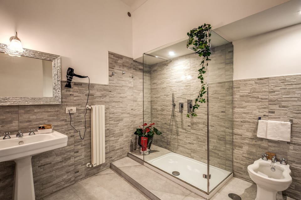 Superior Double or Twin Room Regina | Bathroom | Shower, rainfall showerhead, free toiletries, hair dryer