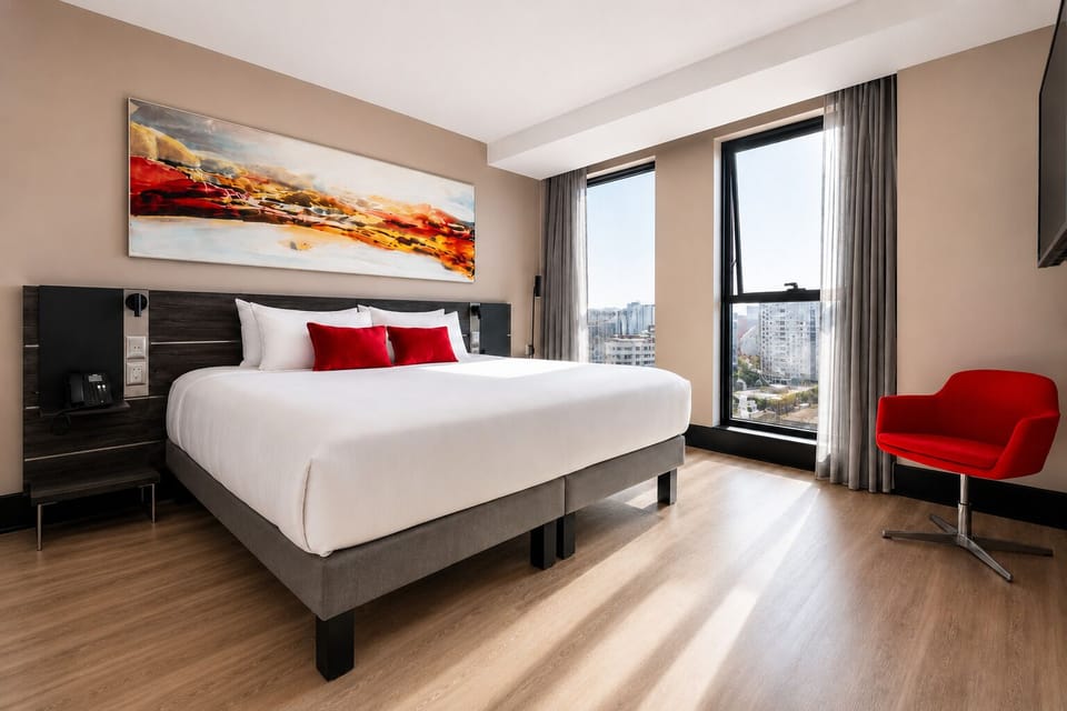 Superior Queen Room | Minibar, in-room safe, desk, laptop workspace