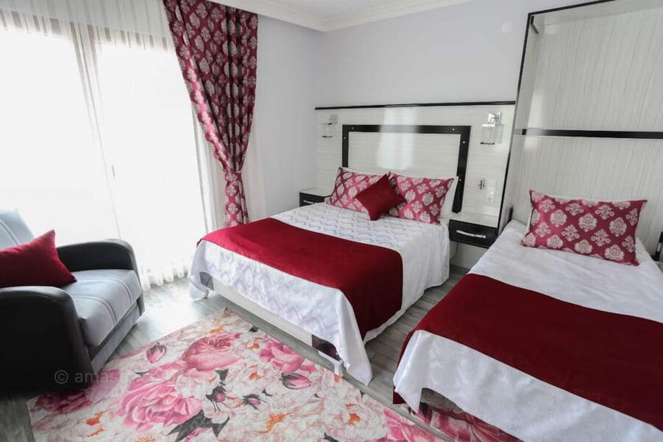 Triple Room | Minibar, desk, soundproofing, free WiFi
