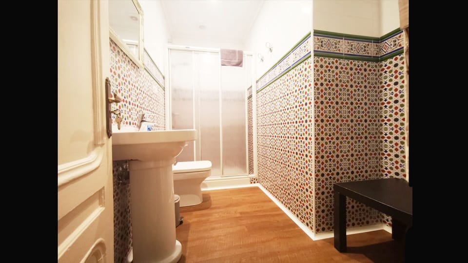 Double or Twin Room, 1 Double or 2 Twin Beds (External private bathroom) | Bathroom | Deep soaking tub, towels