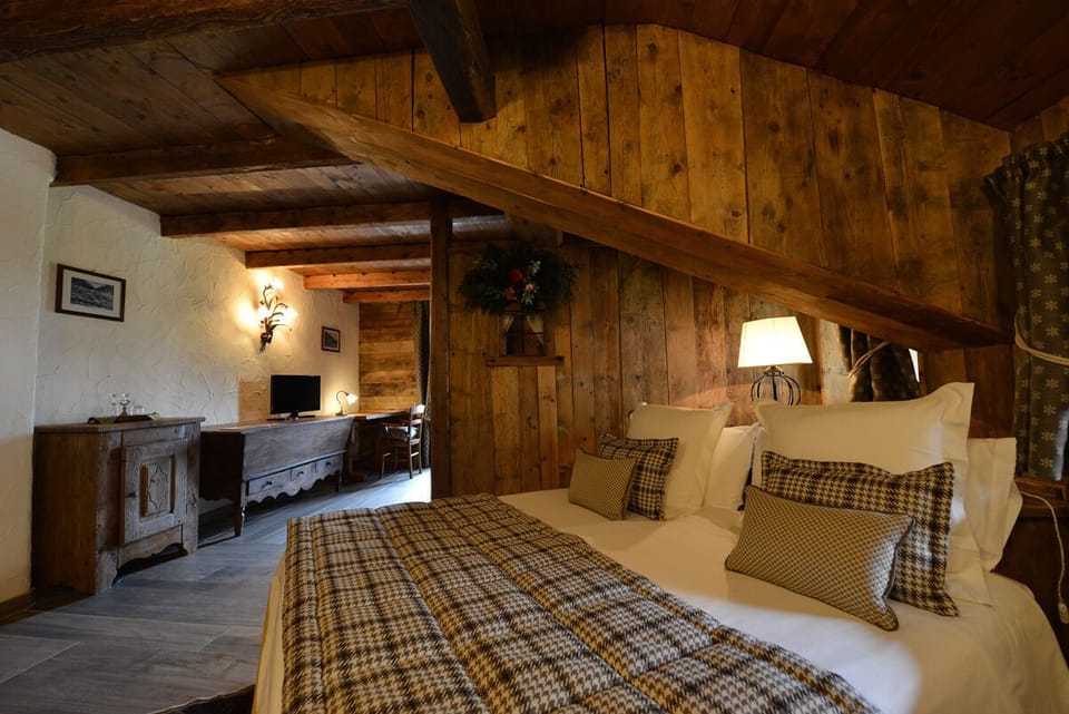Junior Suite | In-room safe, blackout drapes, soundproofing, free WiFi