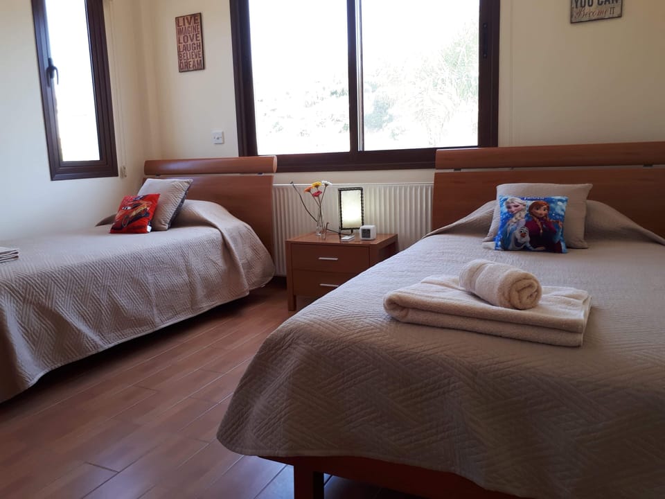 4th bedroom twin, overlooking the pool 