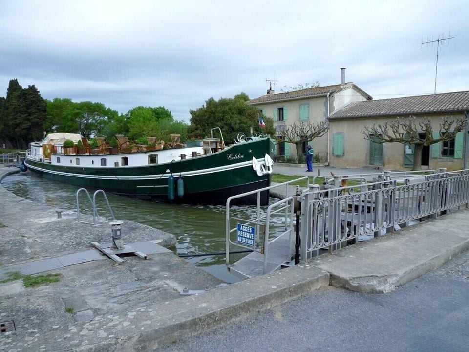 Hotel Barge 'Colibri' entering Marseillette lock