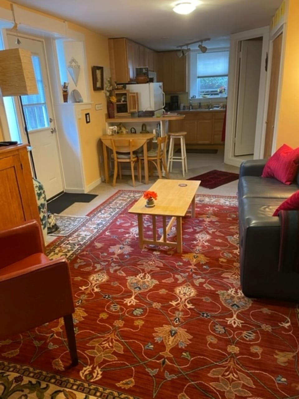 The living room - great place to catch your favorite show, feet up!!.