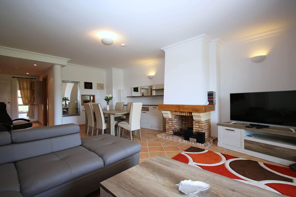 Living/dining area seats comfortably seats 6