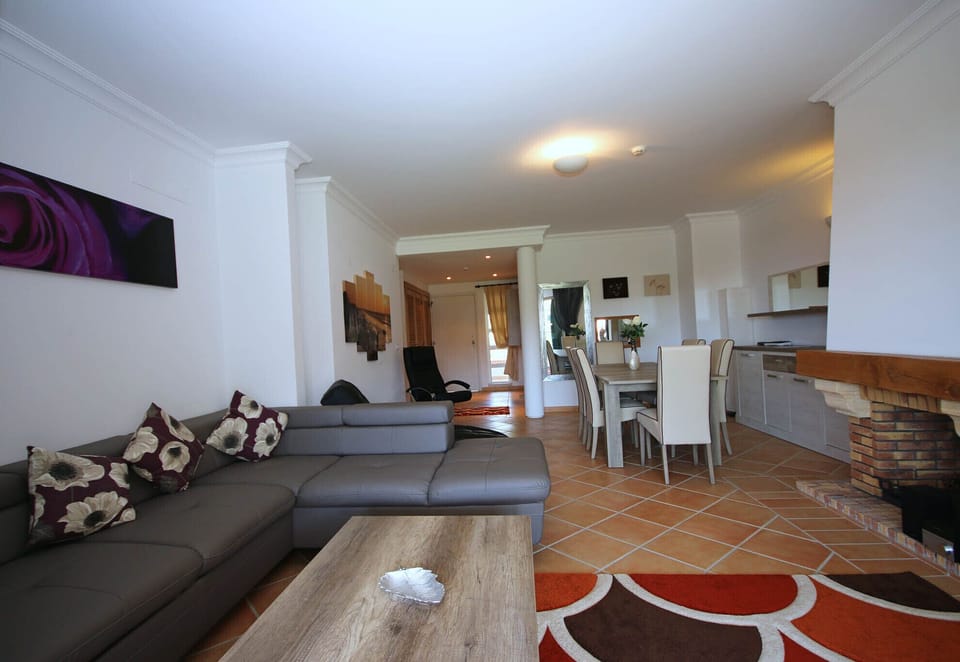 Open plan living/dining/snug area