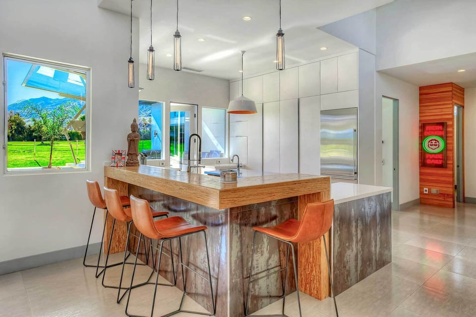 Kitchen Bar Area 