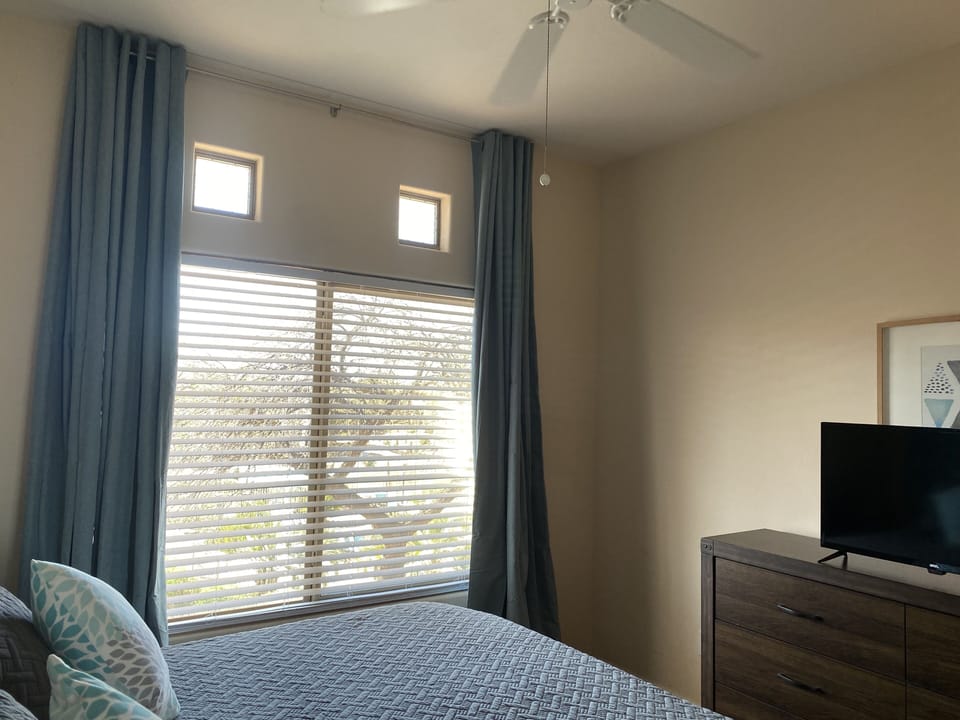 Flat screen TV and mountain views! 