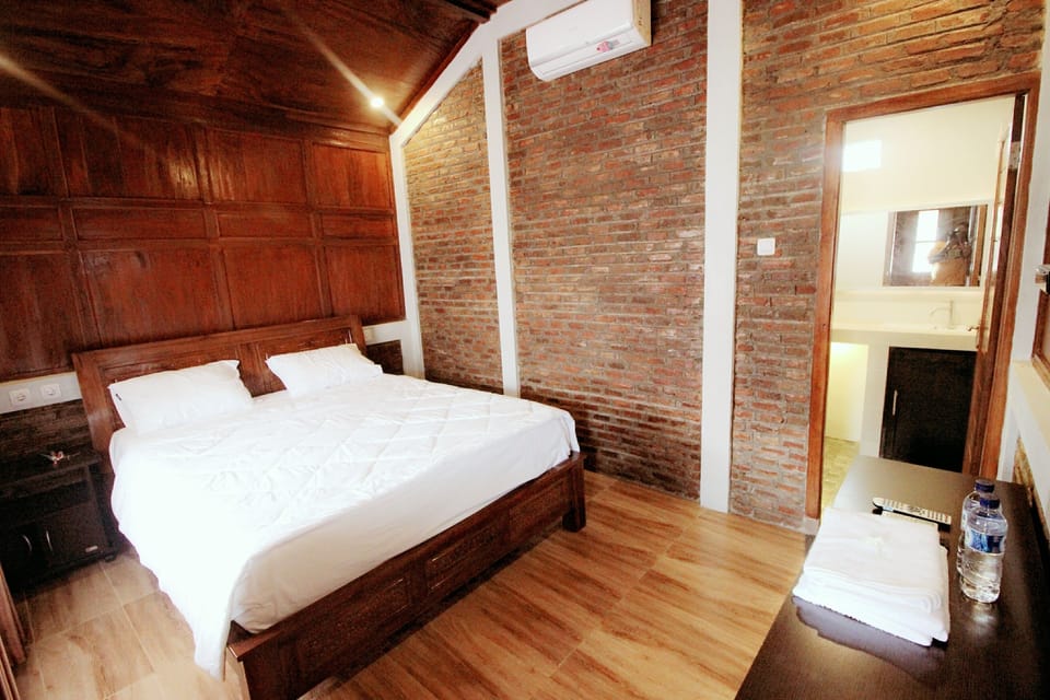 Cottage | Desk, bed sheets