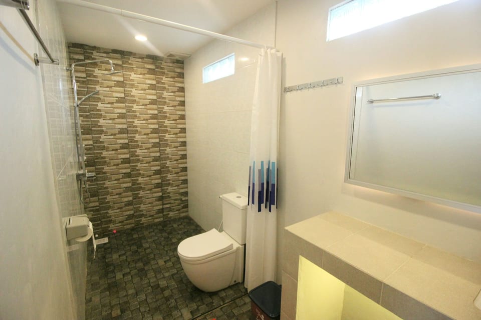 Cottage | Bathroom | Shower, free toiletries, towels