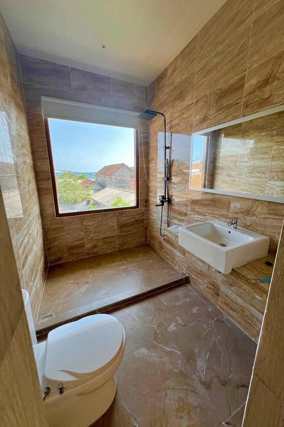Deluxe Room | Bathroom | Shower, free toiletries, towels