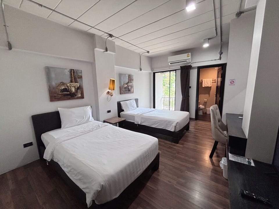 Deluxe Twin Room, Non Smoking | Minibar, in-room safe, desk, blackout drapes