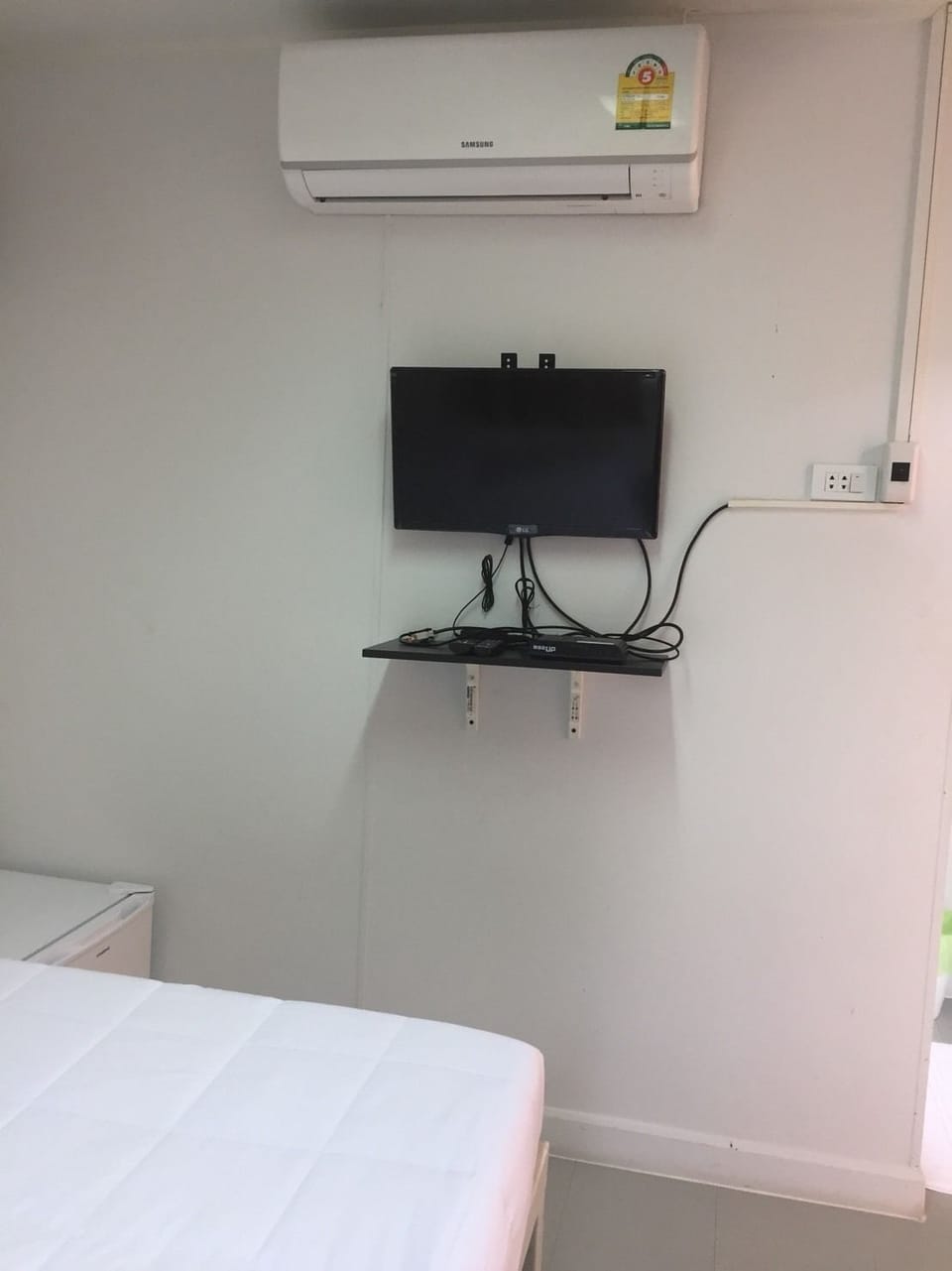 Room | Blackout drapes, WiFi (free), bed sheets
