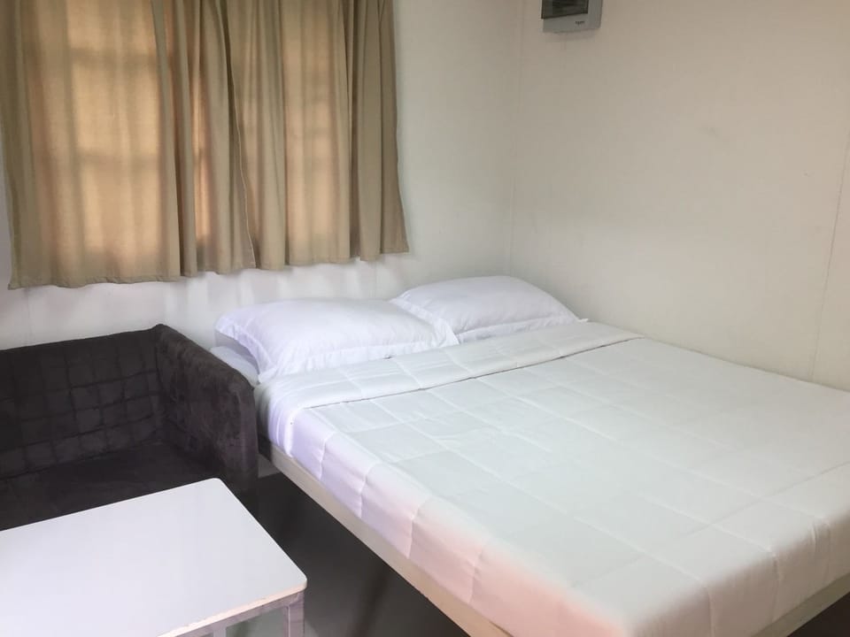 Room | Blackout drapes, WiFi (free), bed sheets