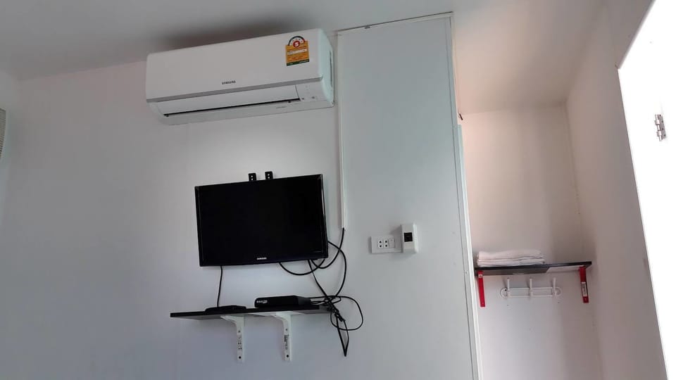 Room | Blackout drapes, WiFi (free), bed sheets