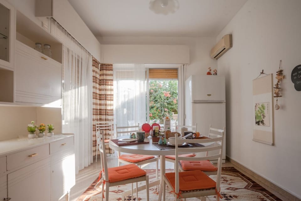 Sunny family dining room adjacent to the kitchen and to the patio