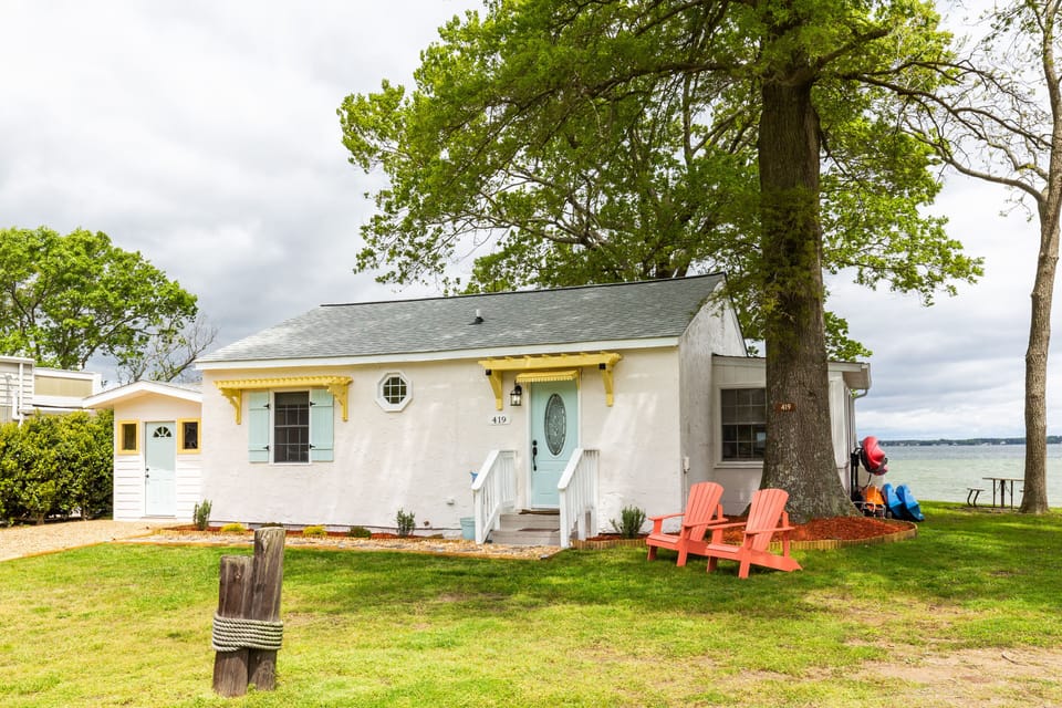 Notice 4 kayaks on side of house for guests use!